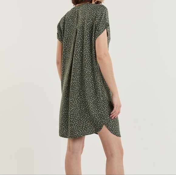 Reitmans printed twill split neck shift dress. Olive green. US XL. - Picture 7 of 9